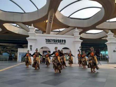 Pertunjukan Sanggar Hokya Tradisional Dance di bandara NYIA
