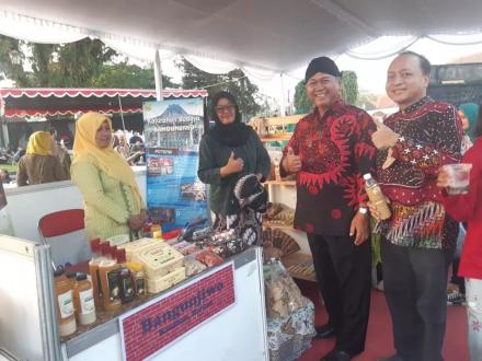Produk UMKM Lokal Kalurahan Mandiri Budaya Bangunjiwo pameran dalam even Selasa Wagen