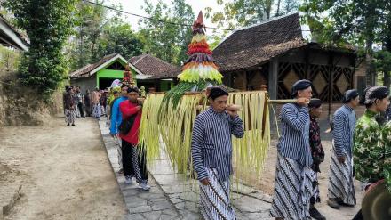 Warga Banyutemumpang RT 03 Gelar Kirab Budaya Merti Deso dan Rosulan