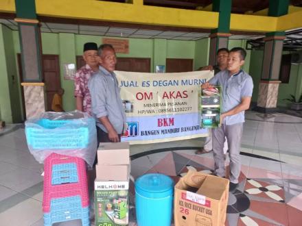 BKM Bangun Mandiri Kalurahan Bangunjiwo menyalurkan bantuan dari dana UPS/UPL BKM Bangun Mandiri 
