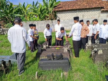 Ziarah Kubur Mantan Pamong dalam rangka Hari Jadi Kalurahan Bangunjiwo Ke-77 Tahun 2023