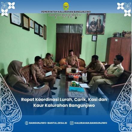 Rapat koordinasi bersama Carik, serta Kasi dan Kaur