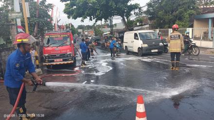 Penanganan Tumpahan Solar di Jalan Raya Karangjati Bangunjiwo oleh Damkar dan Relawan